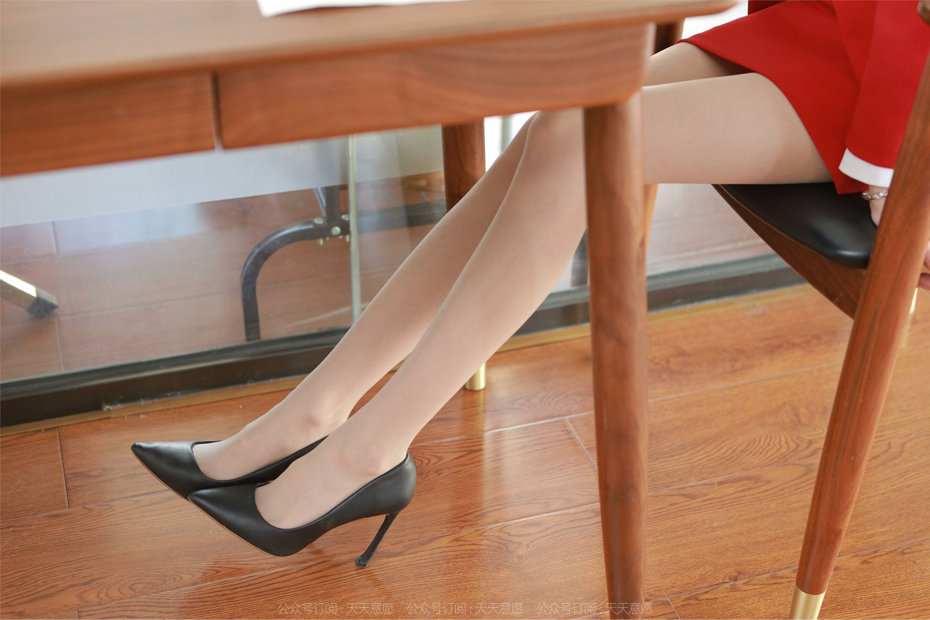 IESS异思趣向  2022.05.03 丝享家 1077：团团《红裙丽人大长腿》